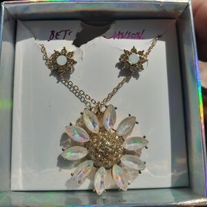 Betsey Johnson NIB Sunflower set